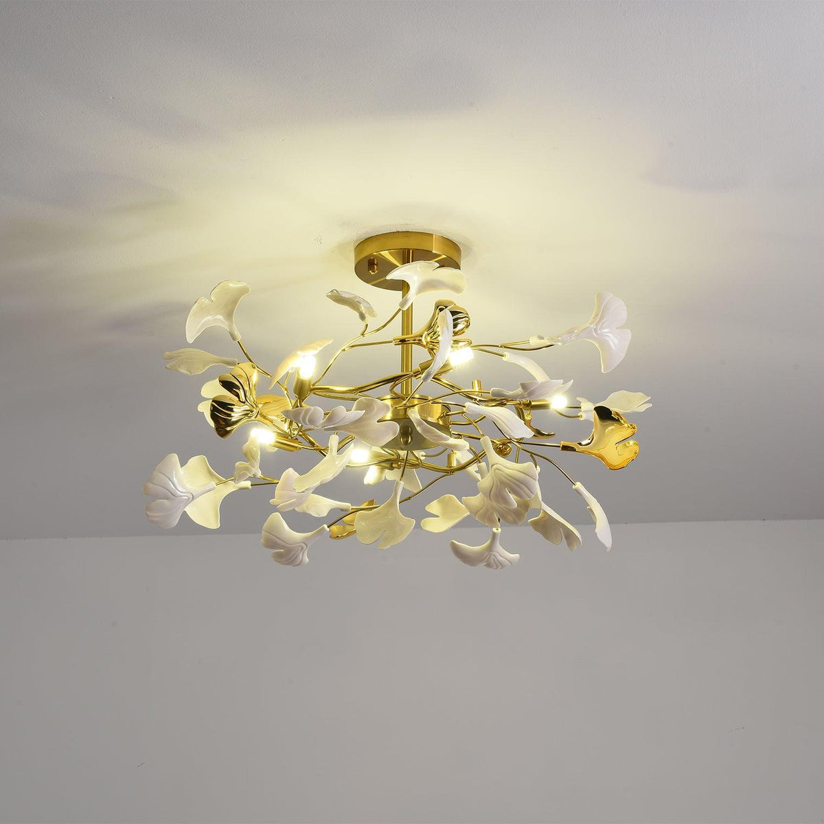 Auriora pendellampe med gingko-blade i keramisk guld