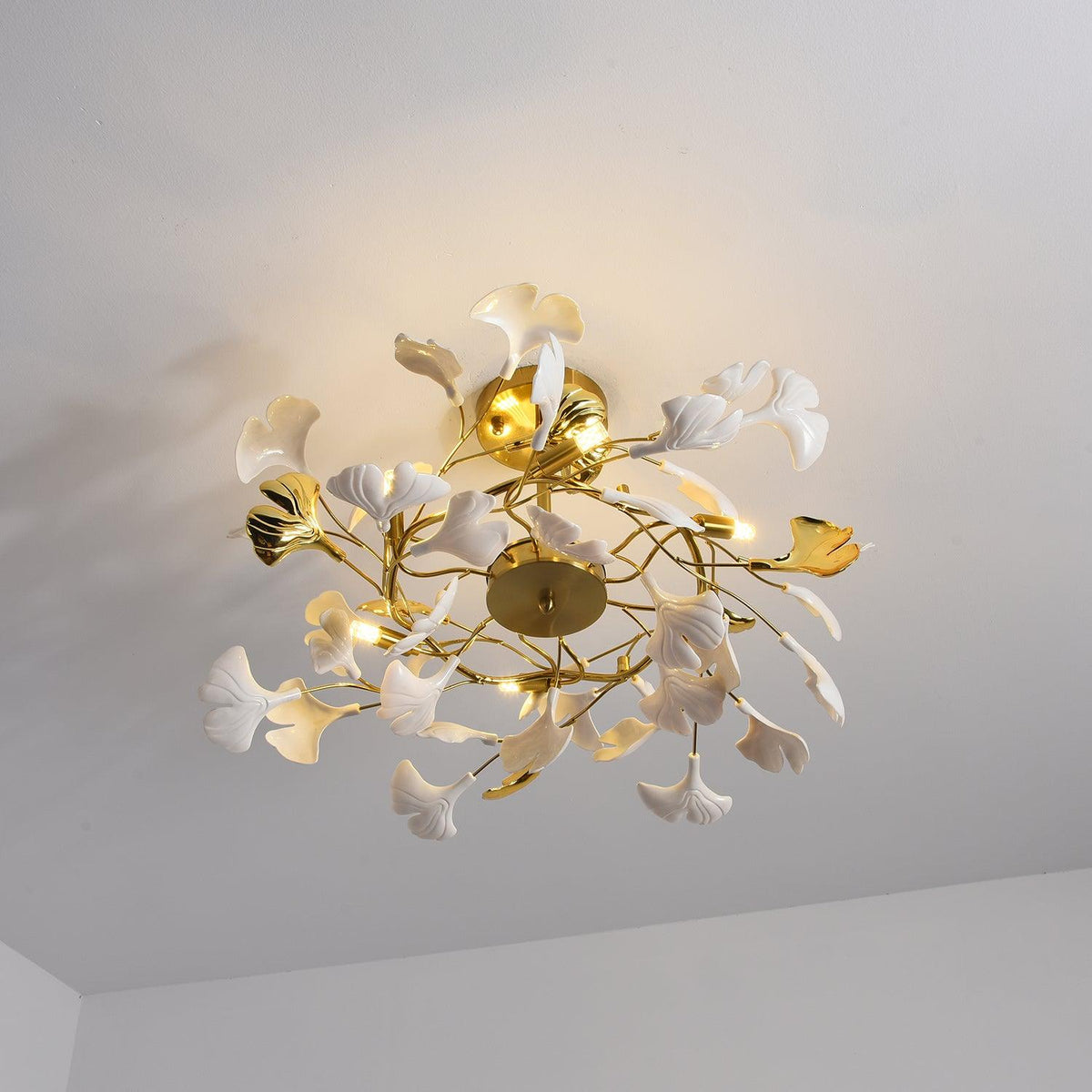 Auriora pendellampe med gingko-blade i keramisk guld