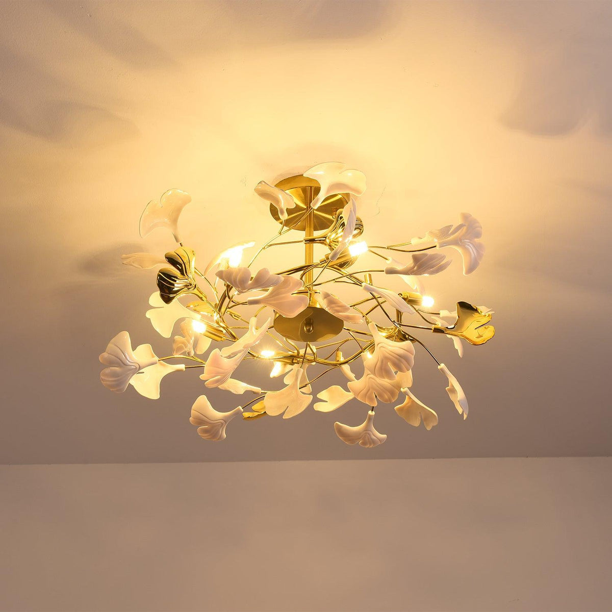 Auriora pendellampe med gingko-blade i keramisk guld