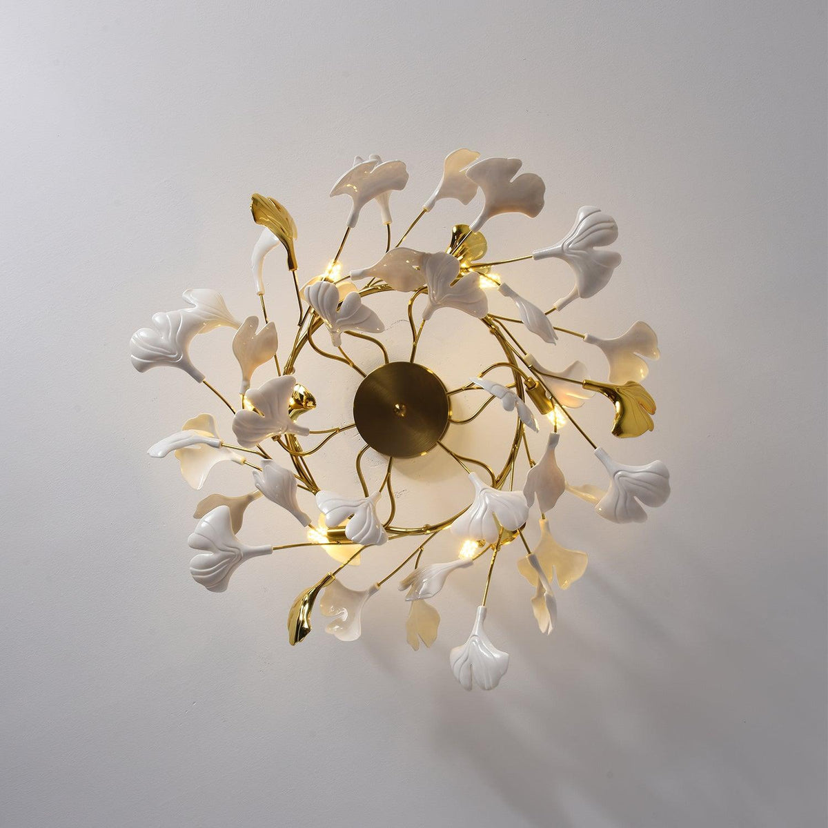 Auriora pendellampe med gingko-blade i keramisk guld
