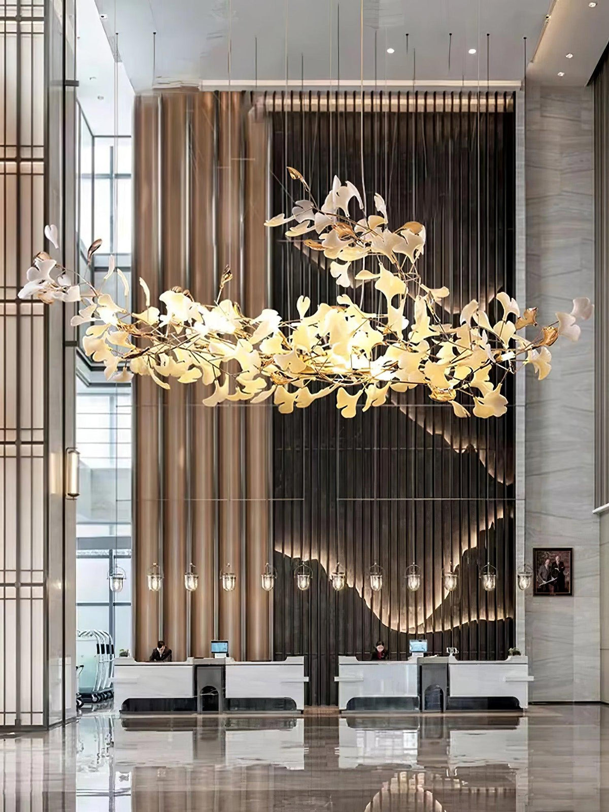 Viraaelle lysekrone med gingko-blade og keramiske elementer