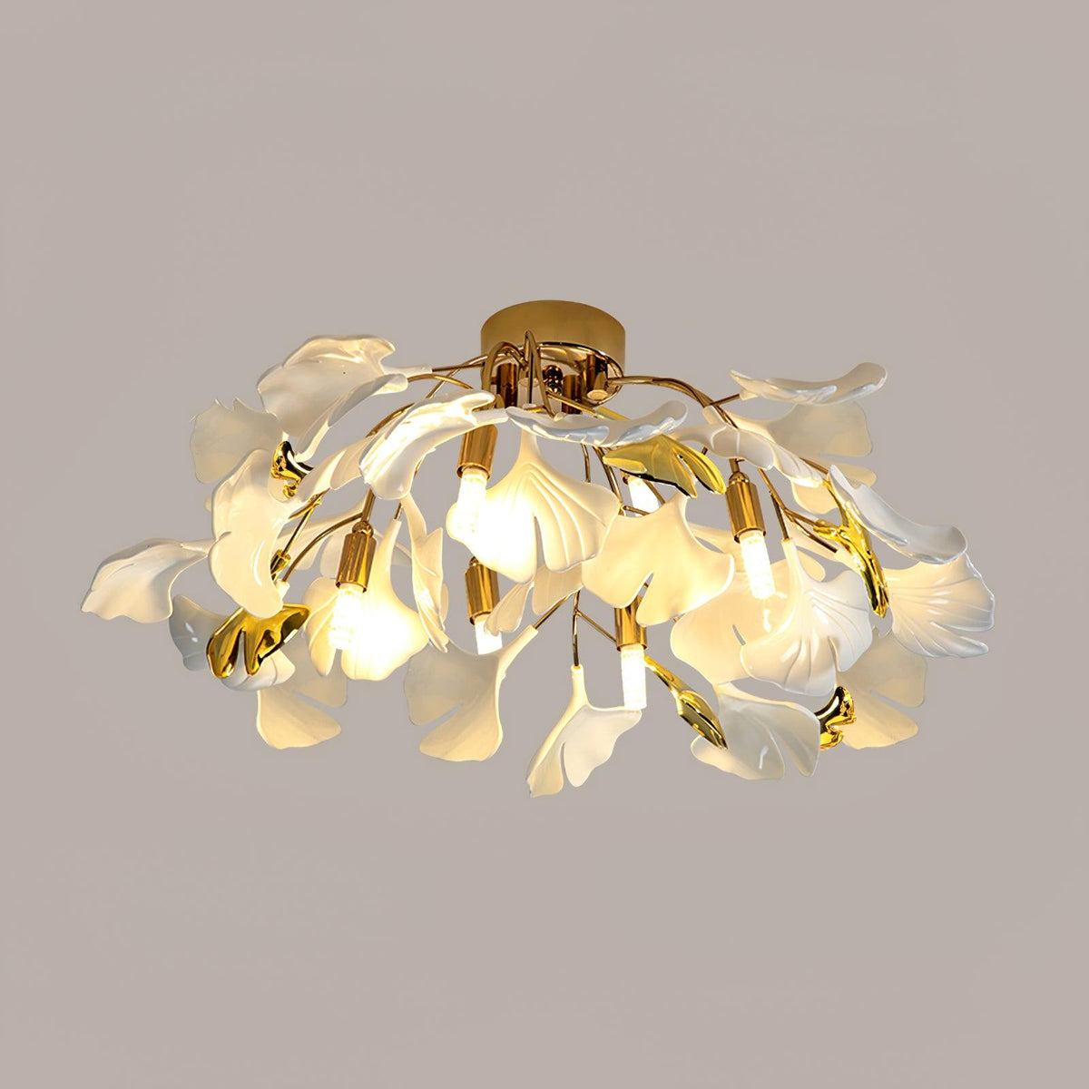 Orienaya-loftlampe med ginkgoblade og messinggren