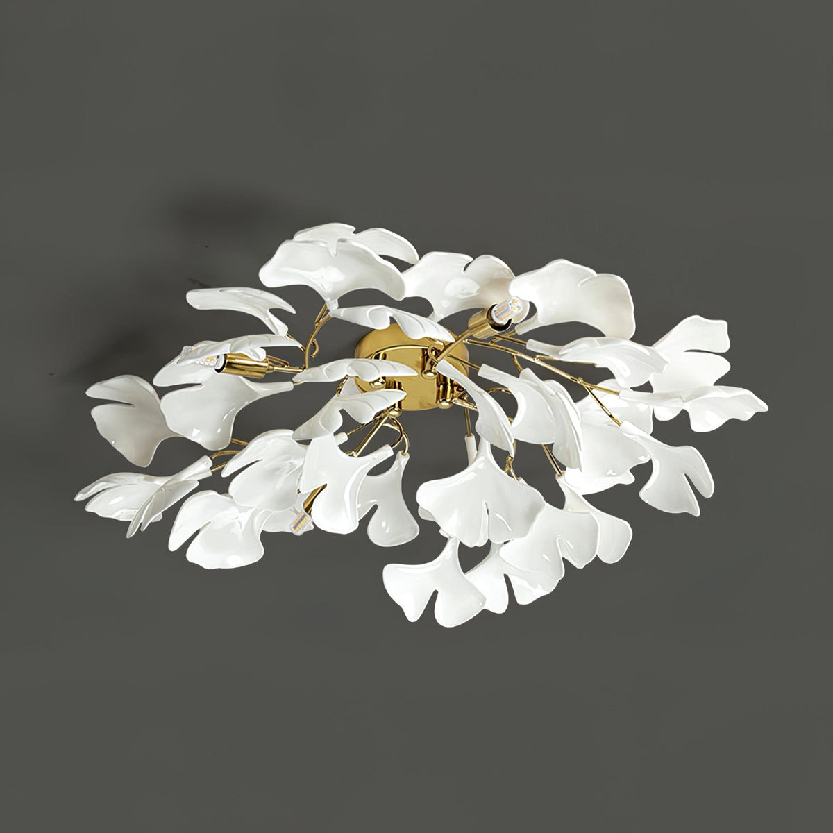 Orienaya-loftlampe med ginkgoblade og messinggren