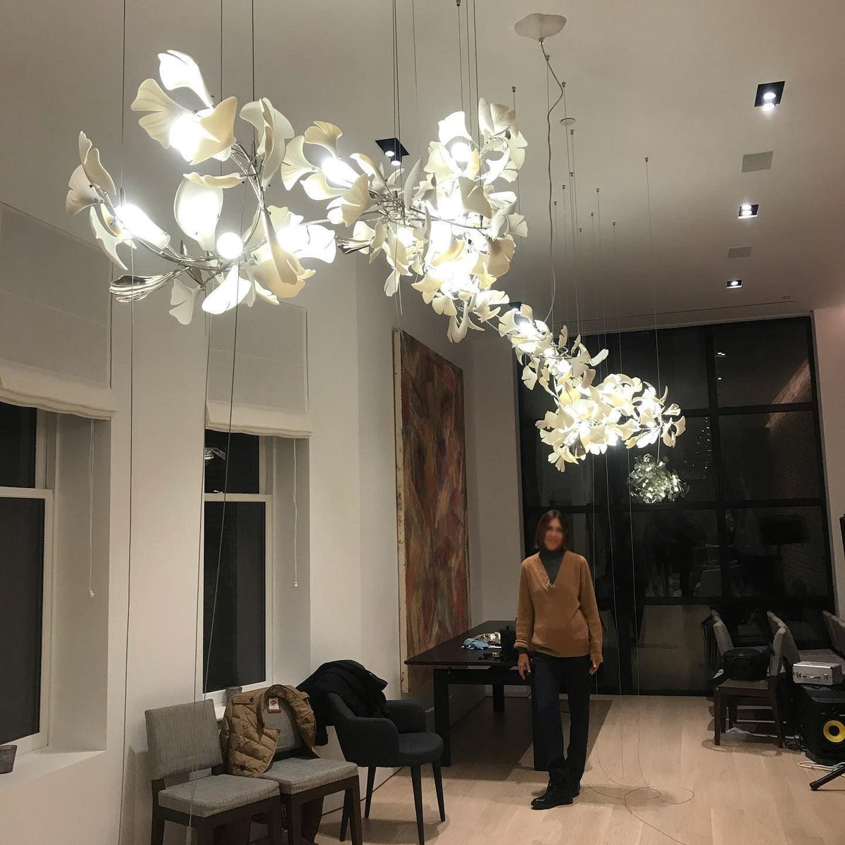Estrutura de lustre Calix com cúpula de folhas de ginkgo em cerâmica, branco e dourado, moderno