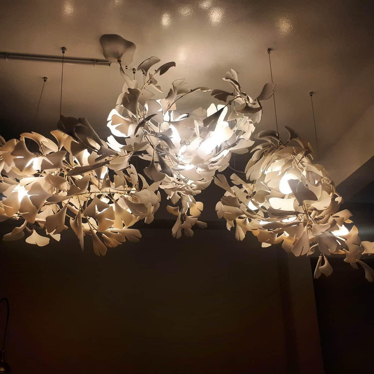 Estrutura de lustre Calix com cúpula de folhas de ginkgo em cerâmica, branco e dourado, moderno