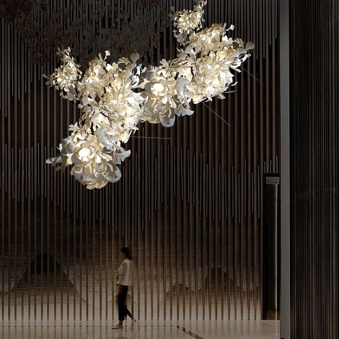 Estrutura de lustre Calix com cúpula de folhas de ginkgo em cerâmica, branco e dourado, moderno