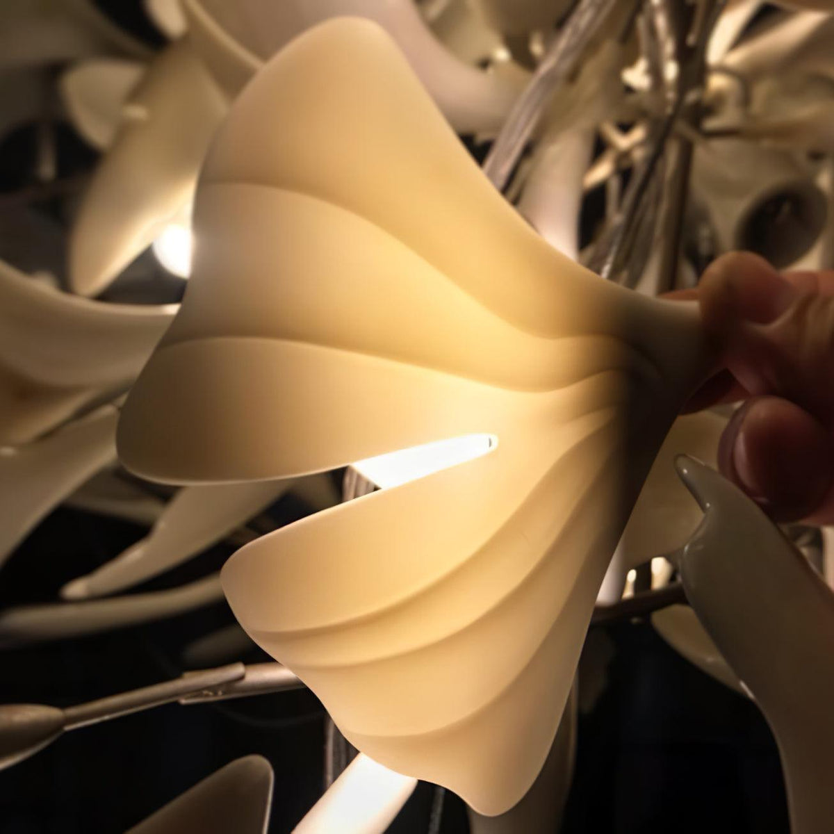 Estrutura de lustre Calix com cúpula de folhas de ginkgo em cerâmica, branco e dourado, moderno