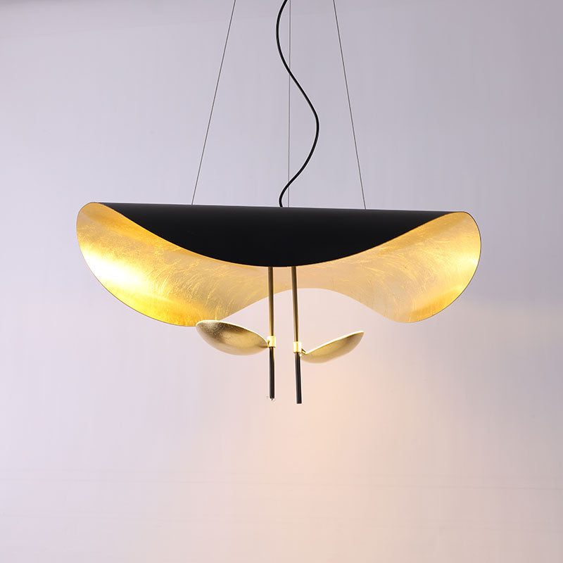 Candeeiro suspenso Aurisina com cúpula curva preta e dourada