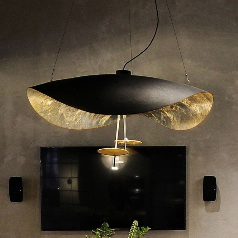 Candeeiro suspenso Aurisina com cúpula curva preta e dourada