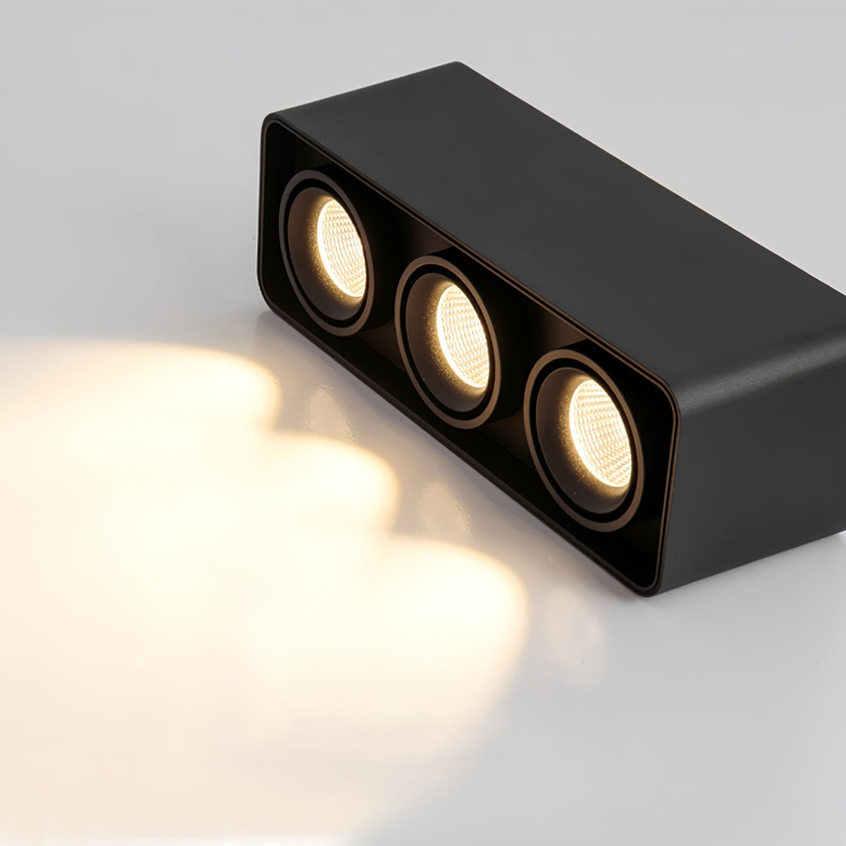 Devely spotlampe til overflademontering med to LED-lyskilder, kantet minimalistisk