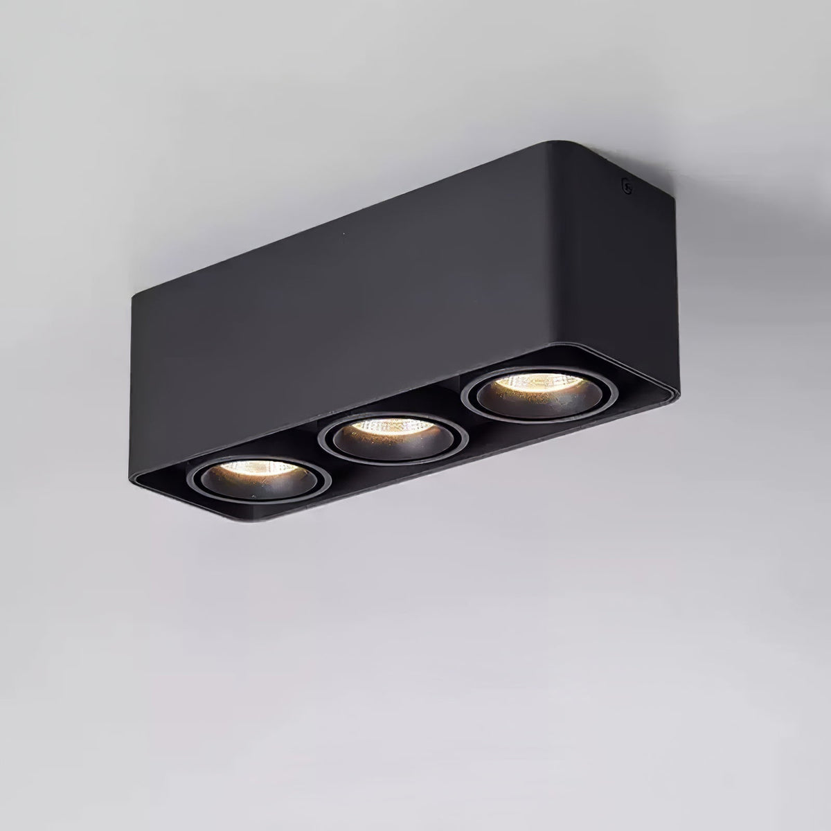 Devely spotlampe til overflademontering med to LED-lyskilder, kantet minimalistisk
