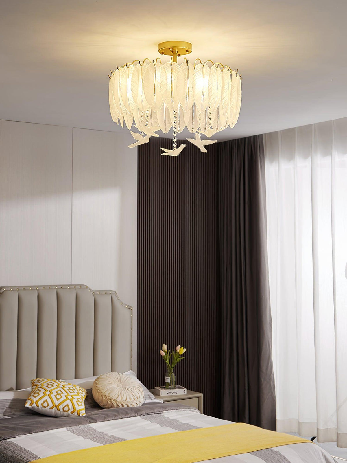 Candeeiro de teto Eiriselle em vidro, com pena e pássaro, elegante