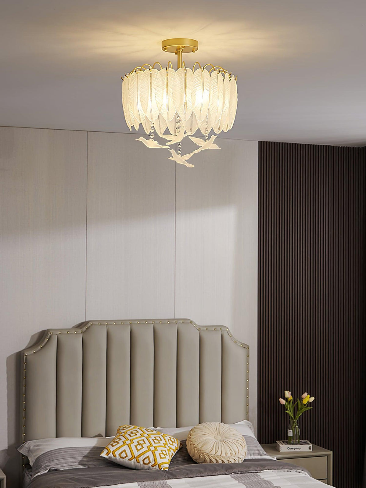 Candeeiro de teto Eiriselle em vidro, com pena e pássaro, elegante