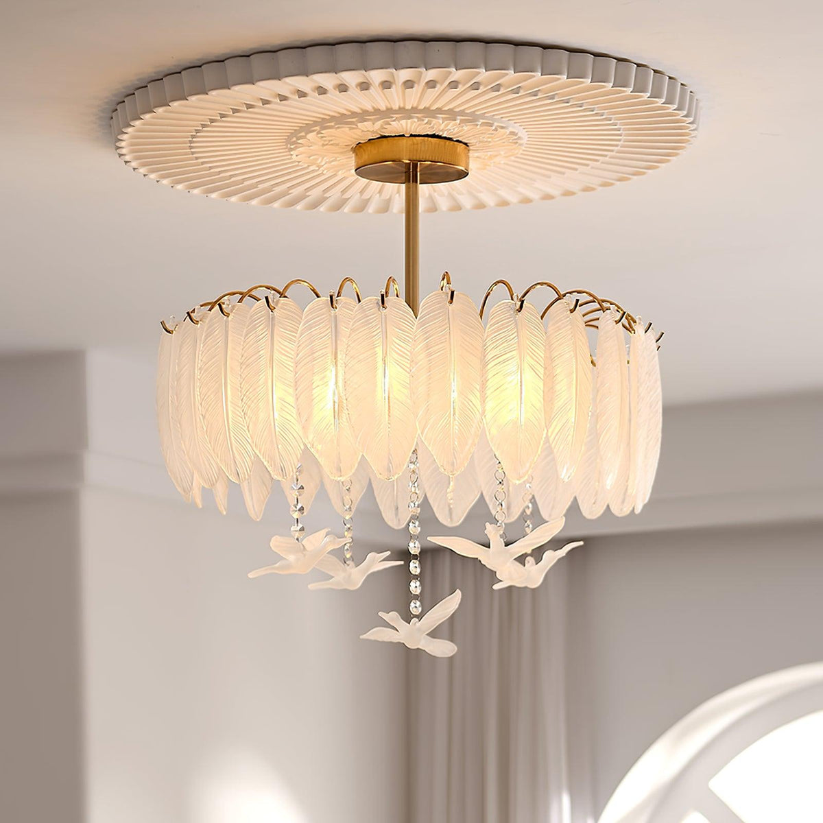 Candeeiro de teto Eiriselle em vidro, com pena e pássaro, elegante