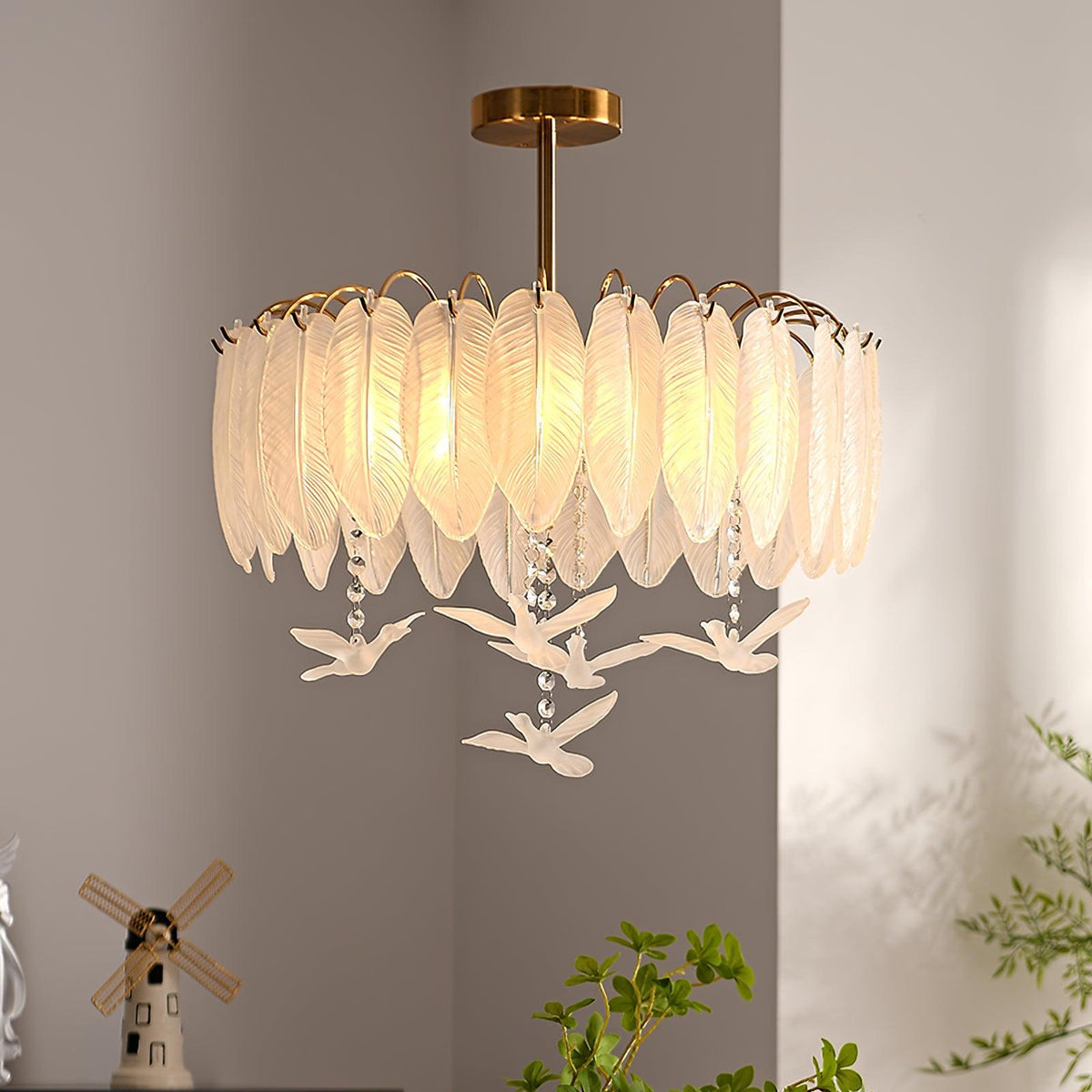 Candeeiro de teto Eiriselle em vidro, com pena e pássaro, elegante