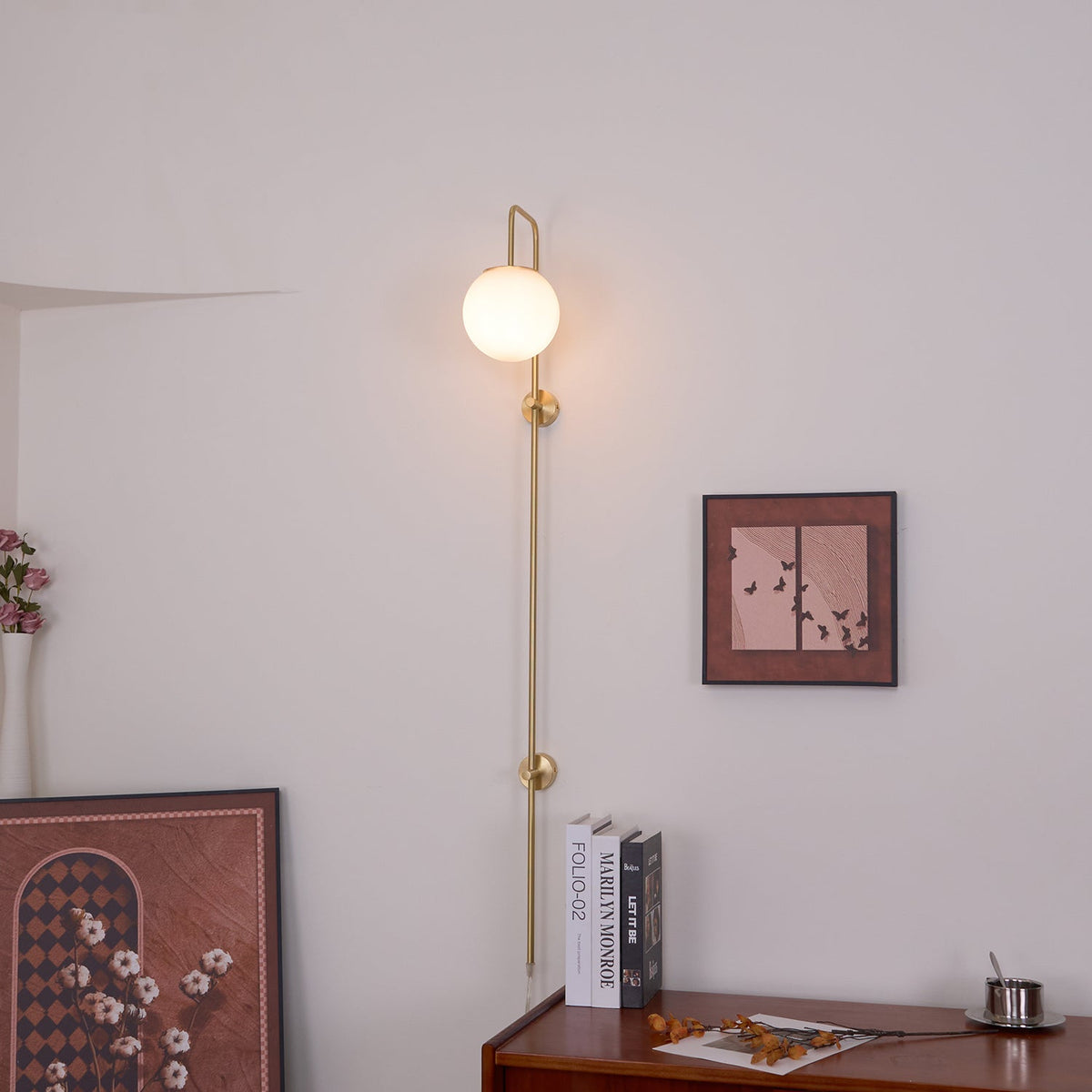 Candeeiro de parede de vidro e latão com globo de elegância premium com ficha Evshaia