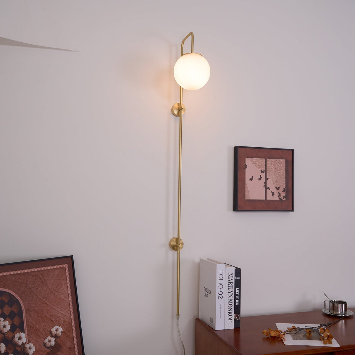 Candeeiro de parede de vidro e latão com globo de elegância premium com ficha Evshaia