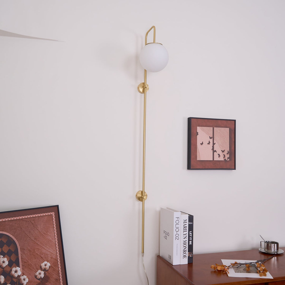 Candeeiro de parede de vidro e latão com globo de elegância premium com ficha Evshaia