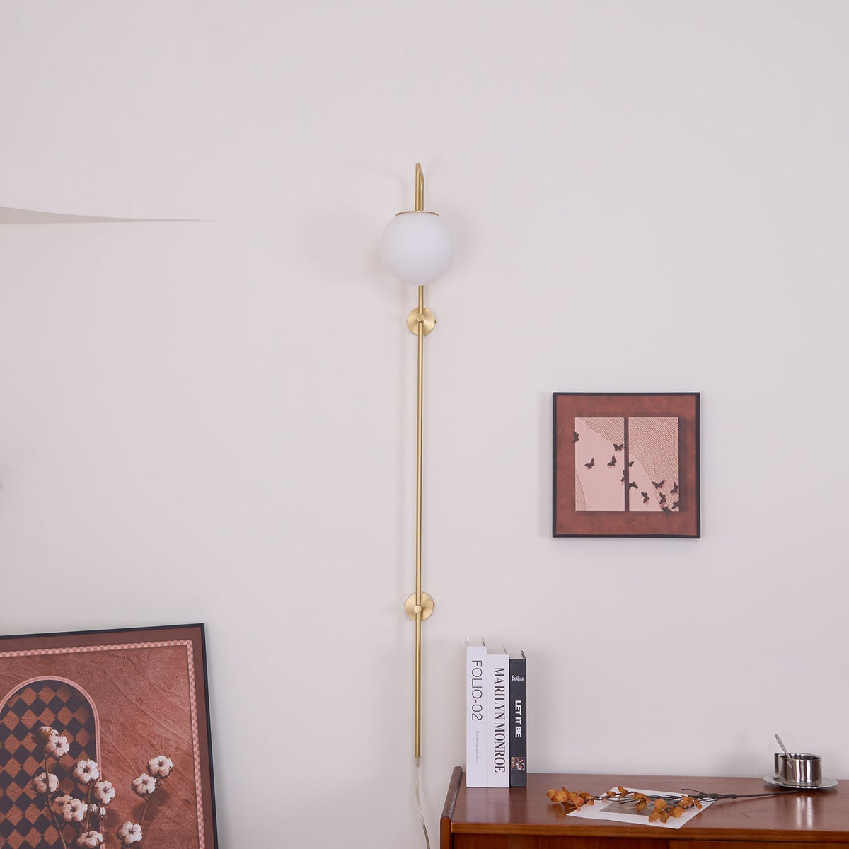 Candeeiro de parede de vidro e latão com globo de elegância premium com ficha Evshaia