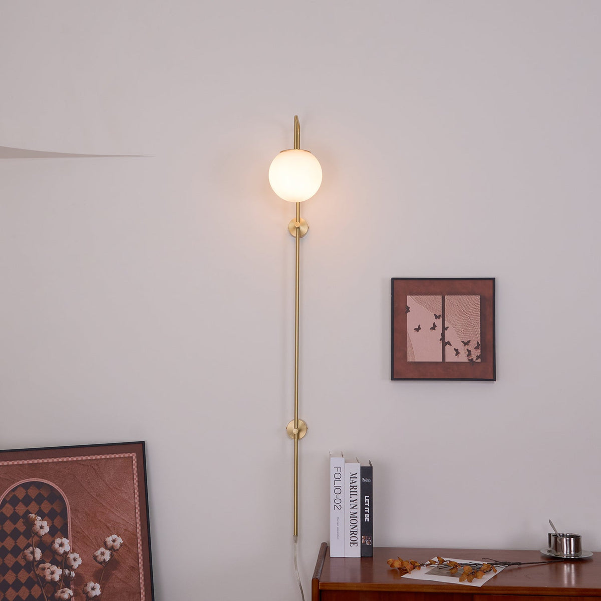 Candeeiro de parede de vidro e latão com globo de elegância premium com ficha Evshaia