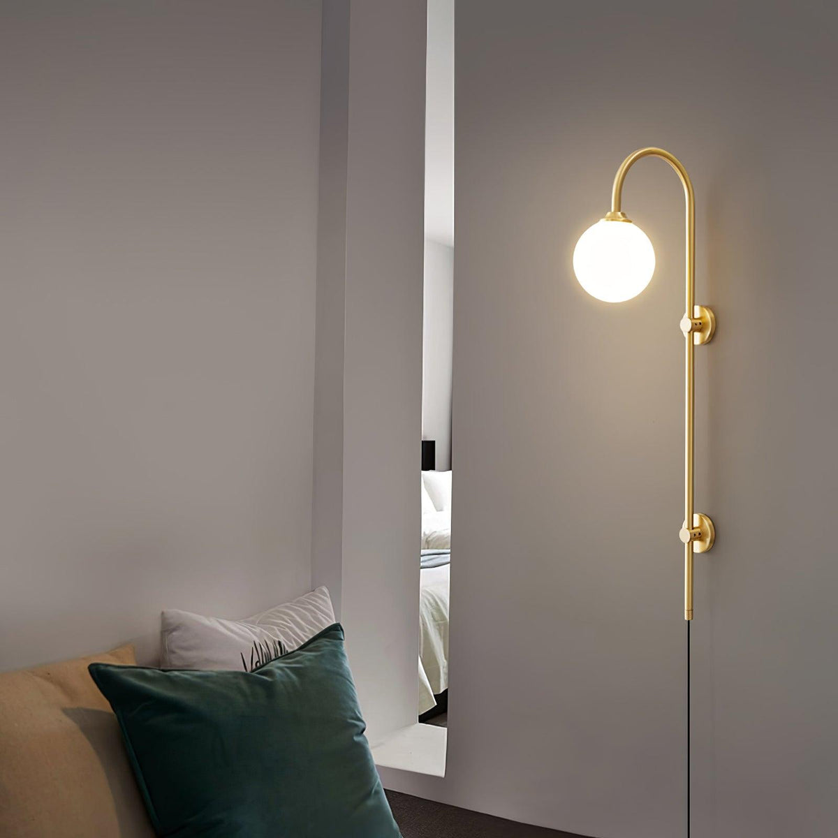 Candeeiro de parede de vidro e latão com globo de elegância premium com ficha Evshaia