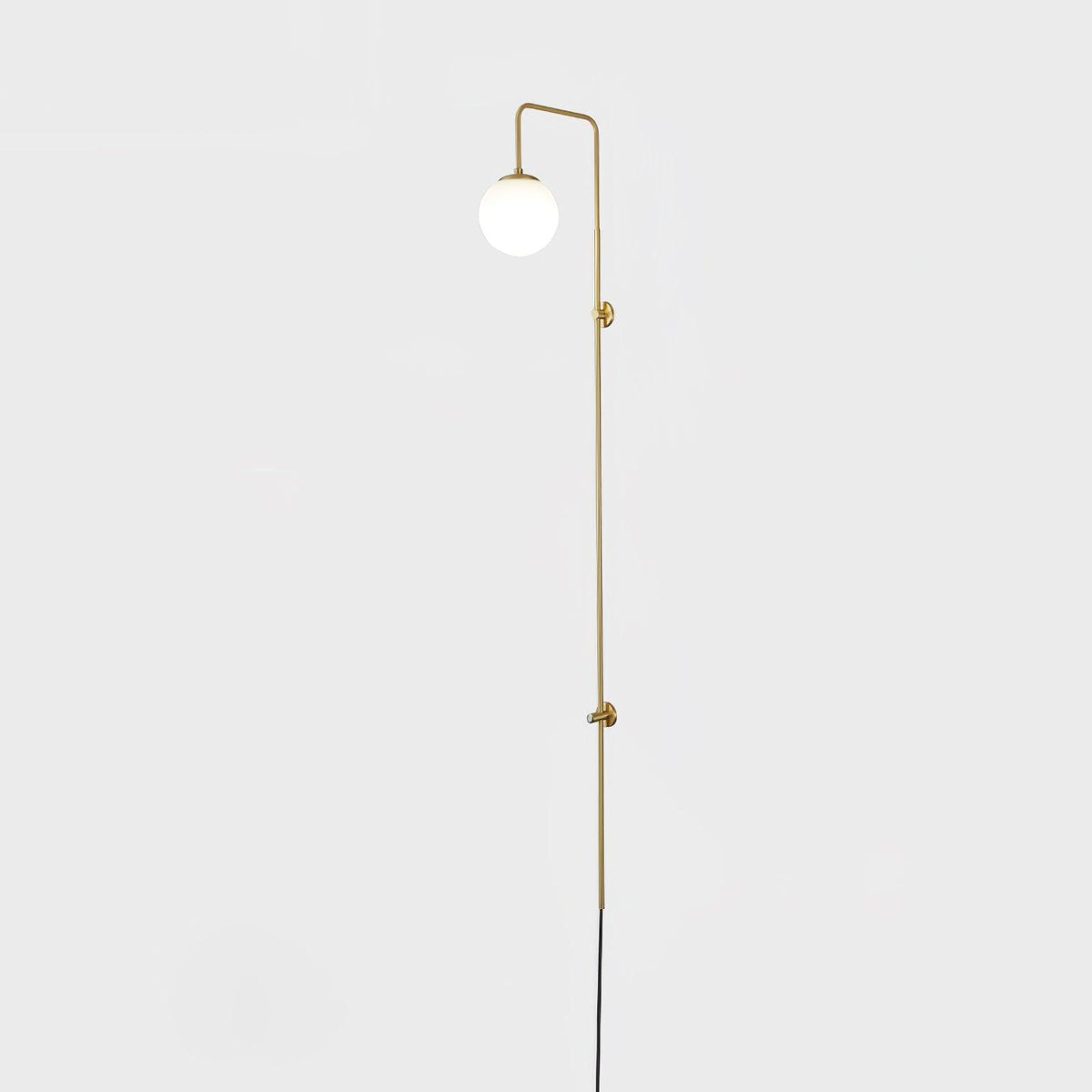 Candeeiro de parede de vidro e latão com globo de elegância premium com ficha Evshaia