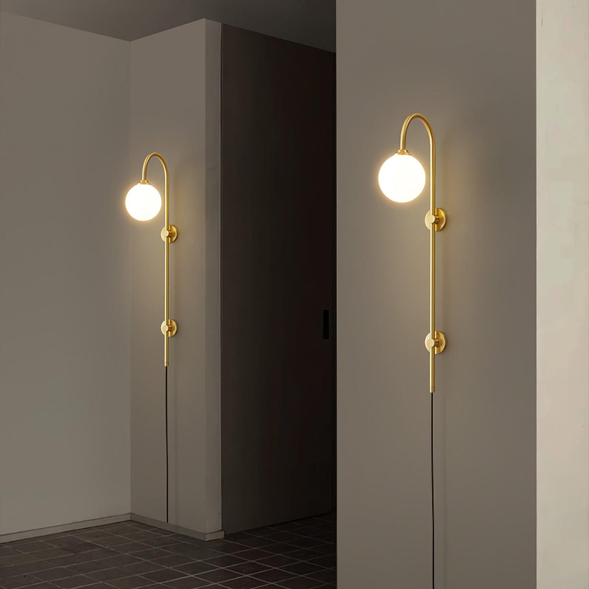 Candeeiro de parede de vidro e latão com globo de elegância premium com ficha Evshaia
