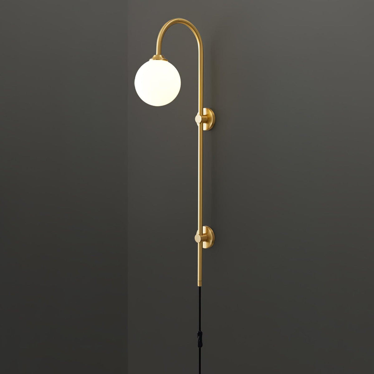 Candeeiro de parede de vidro e latão com globo de elegância premium com ficha Evshaia