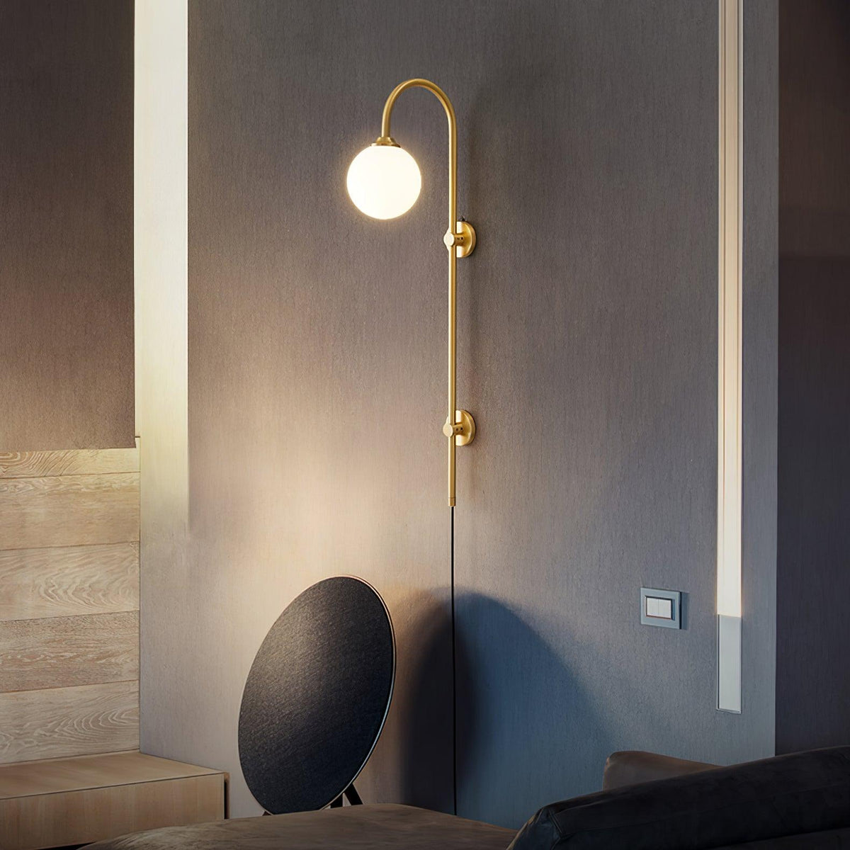 Candeeiro de parede de vidro e latão com globo de elegância premium com ficha Evshaia