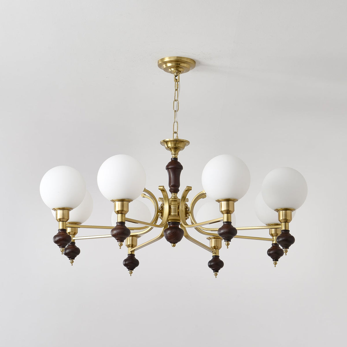Nesvin lysekrone i træ og messing med globusformet kugle