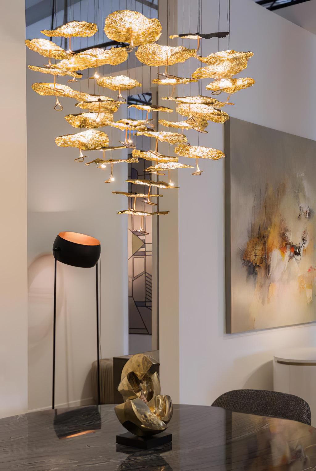 Aureate-klyngekrone i messing med skyinspireret design