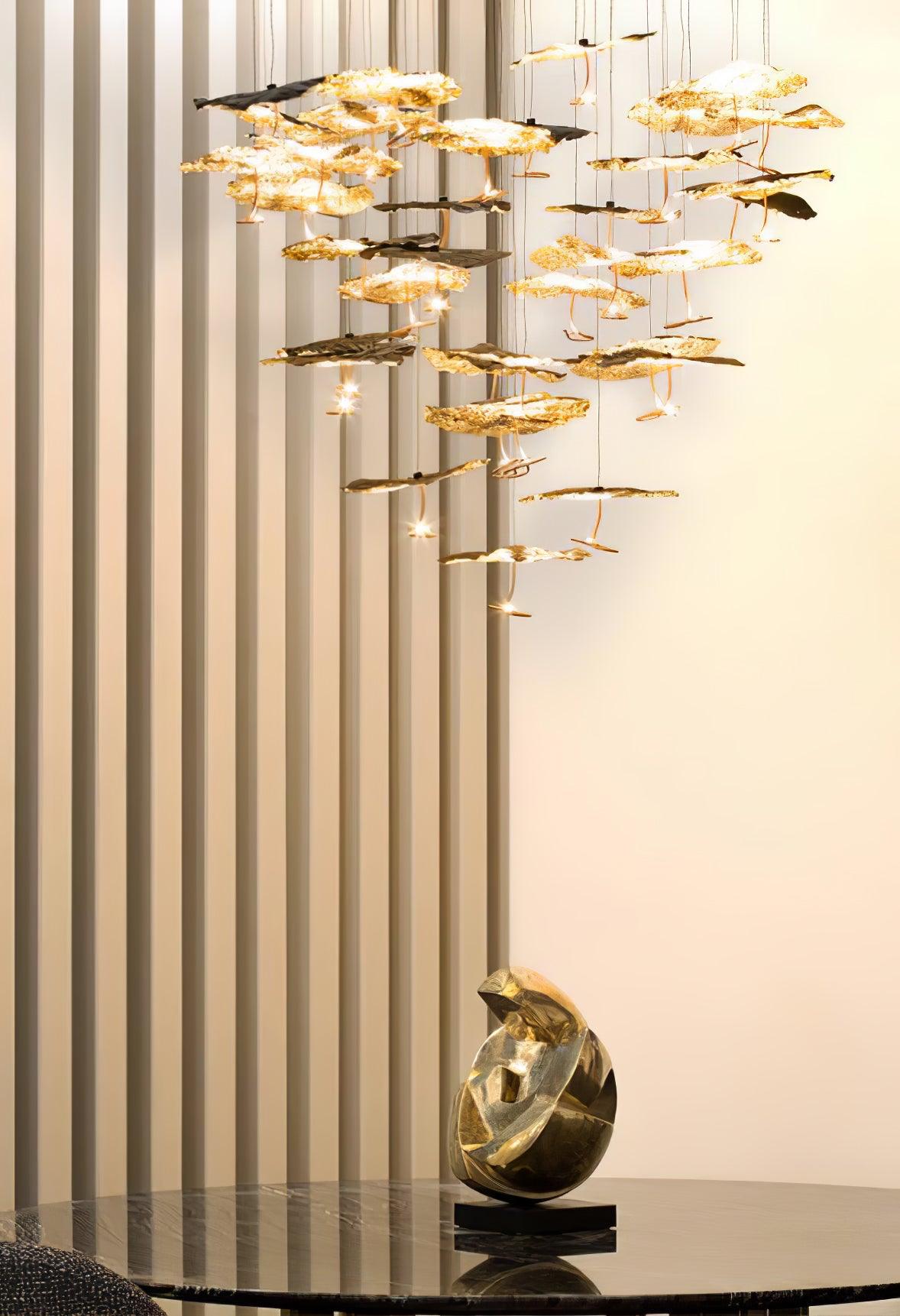 Aureate-klyngekrone i messing med skyinspireret design