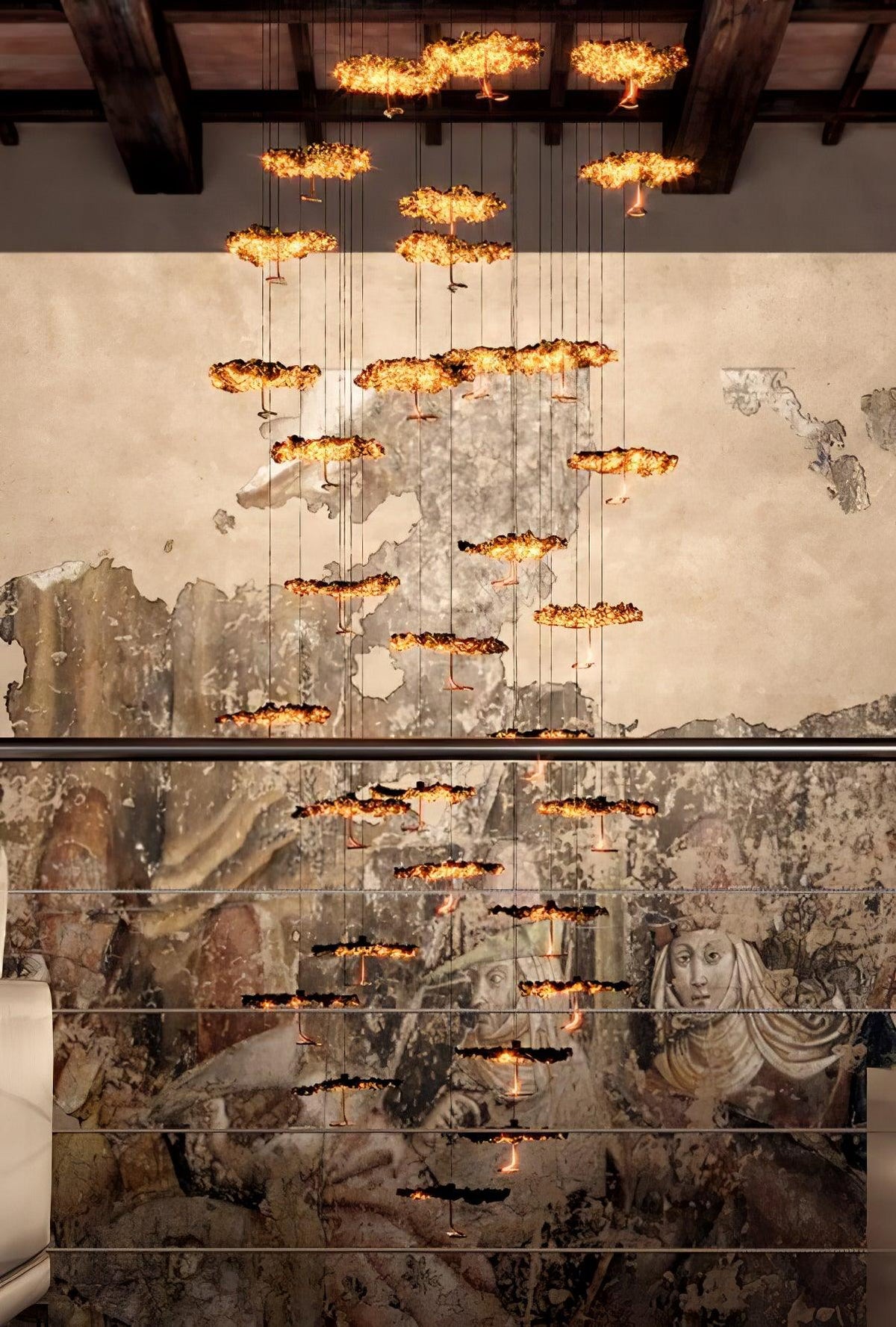 Aureate-klyngekrone i messing med skyinspireret design