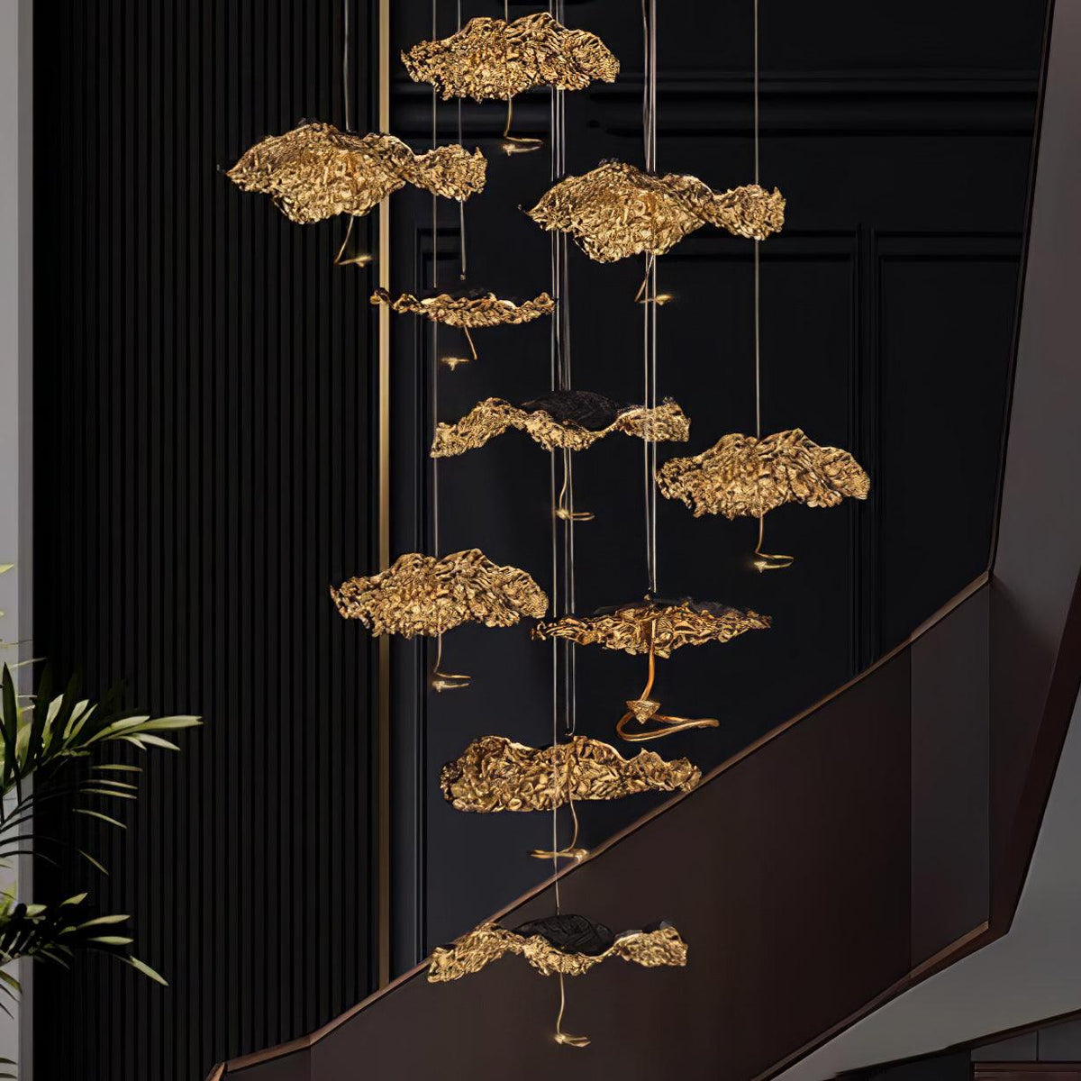 Aureate-klyngekrone i messing med skyinspireret design