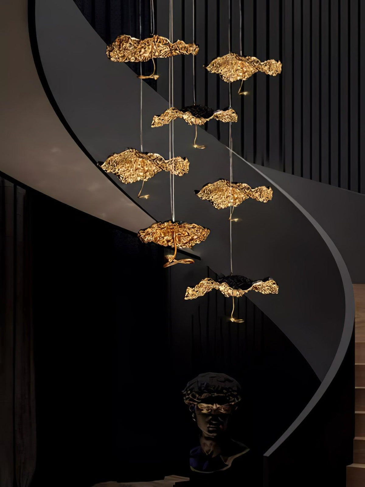 Aureate-klyngekrone i messing med skyinspireret design