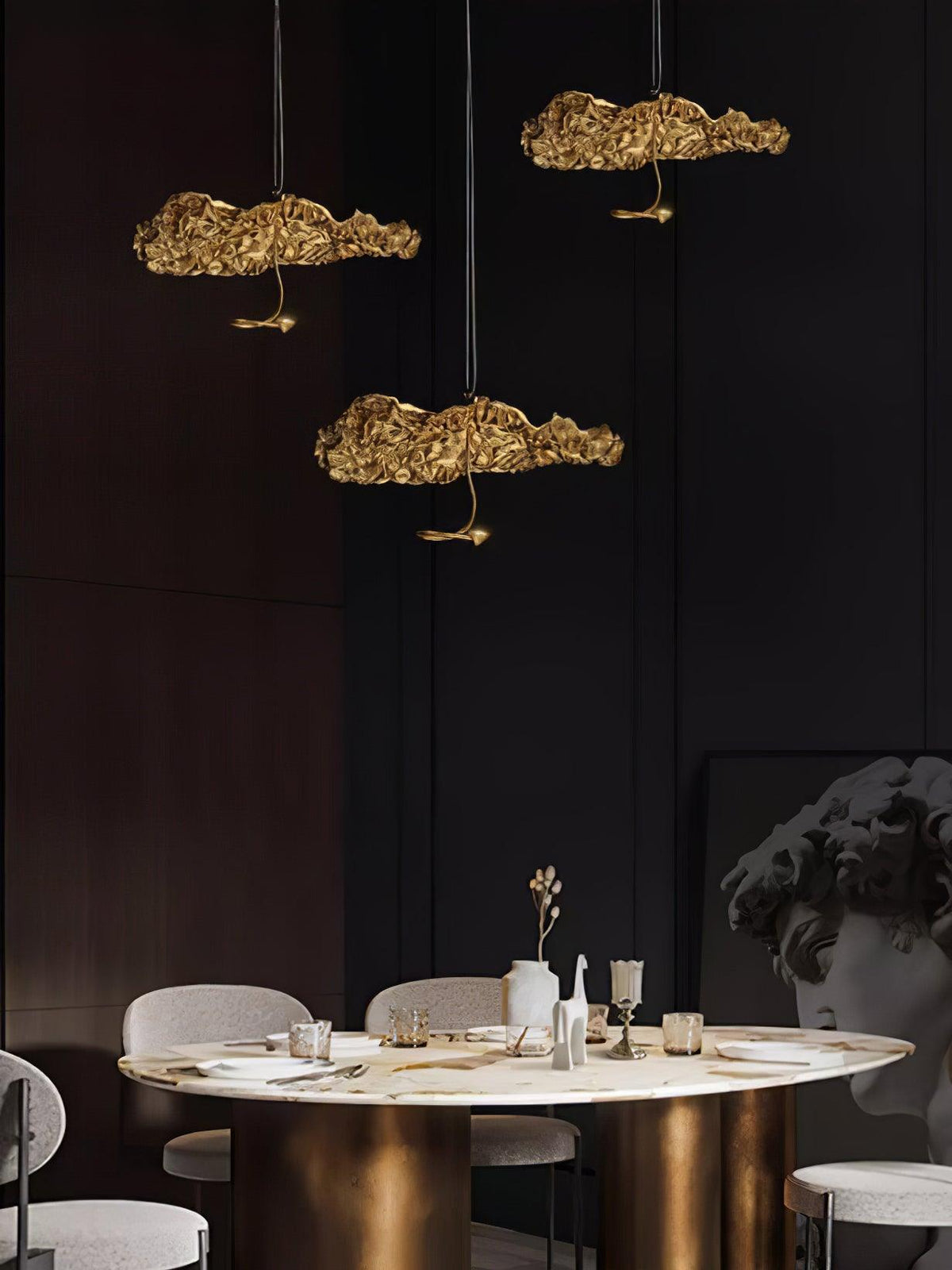Aureate-klyngekrone i messing med skyinspireret design
