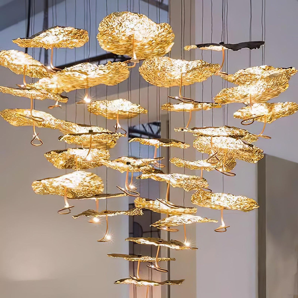 Aureate-klyngekrone i messing med skyinspireret design