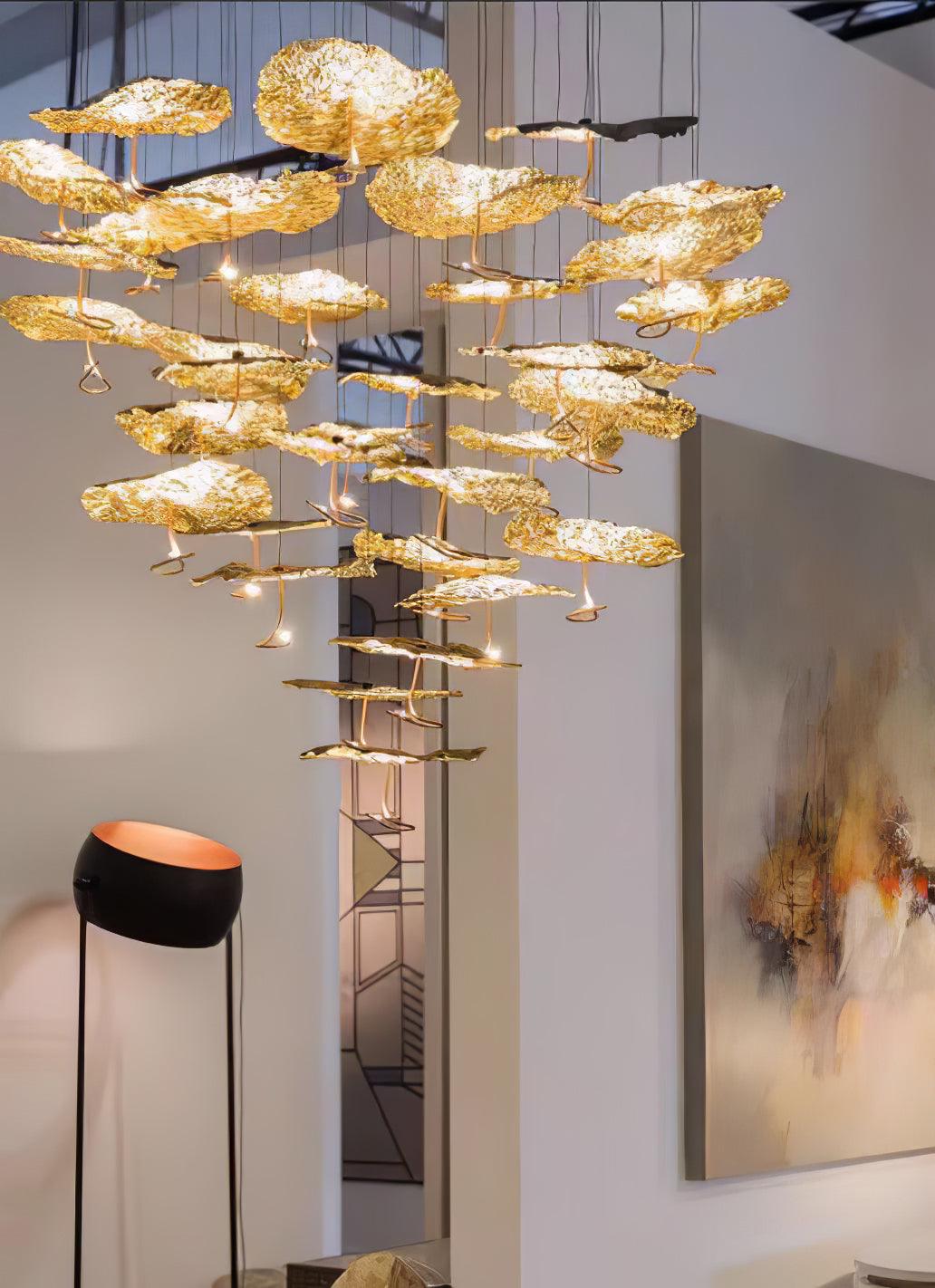 Aureate-klyngekrone i messing med skyinspireret design