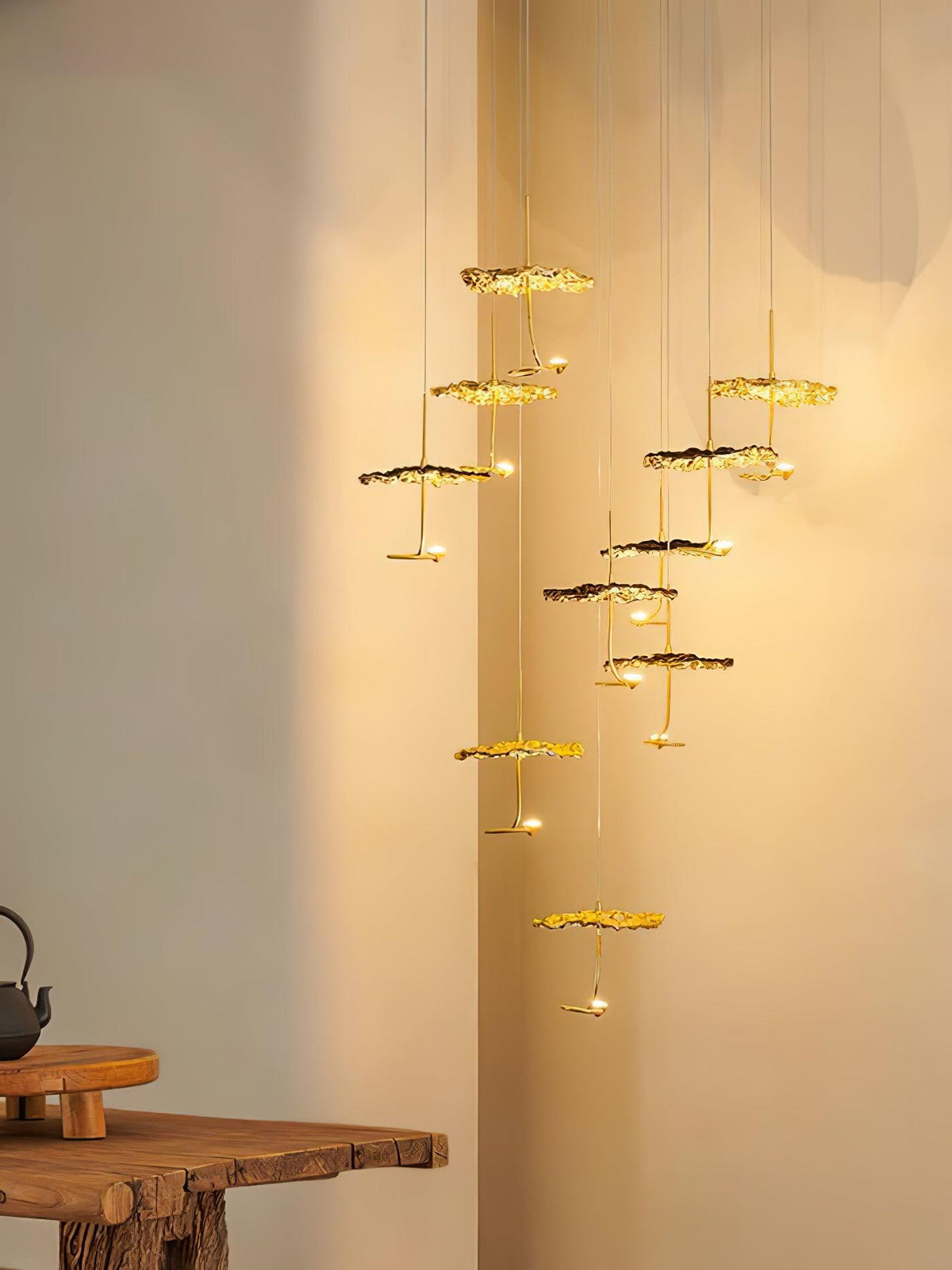 Aureate-klyngekrone i messing med skyinspireret design