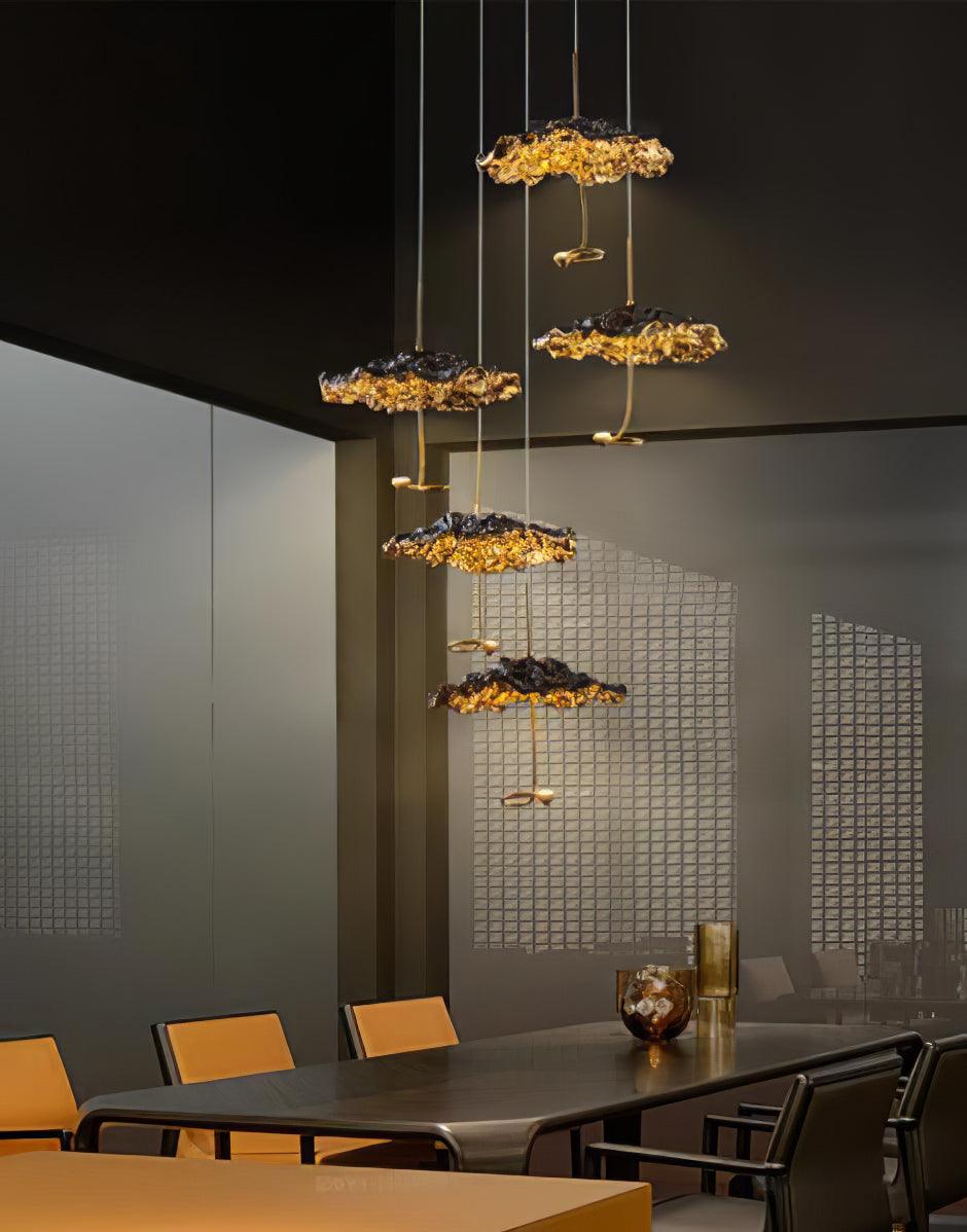 Aureate-klyngekrone i messing med skyinspireret design