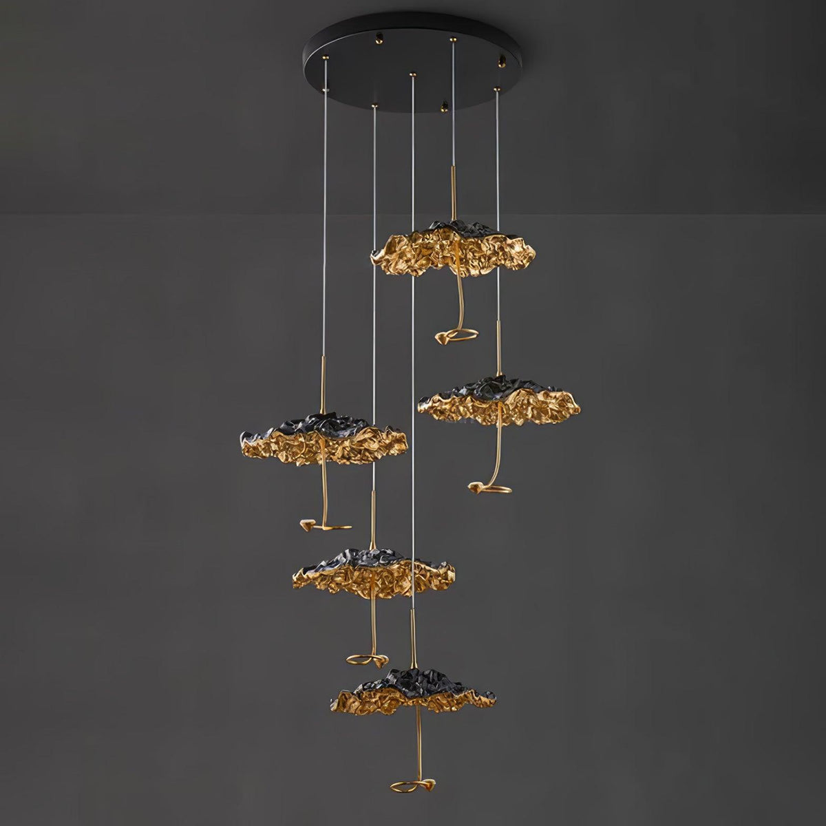 Aureate-klyngekrone i messing med skyinspireret design