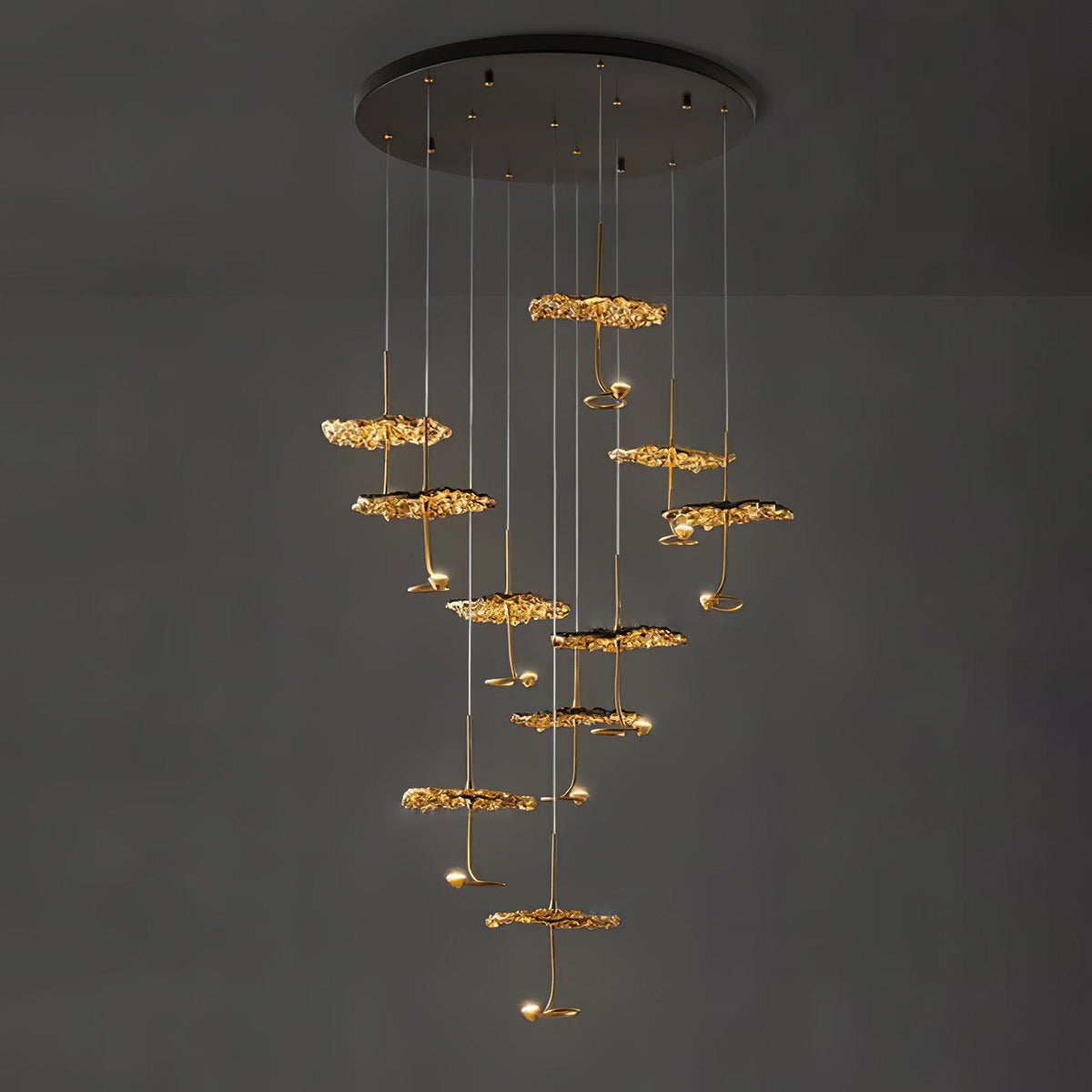 Aureate-klyngekrone i messing med skyinspireret design