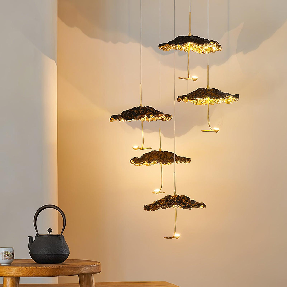 Aureate-klyngekrone i messing med skyinspireret design