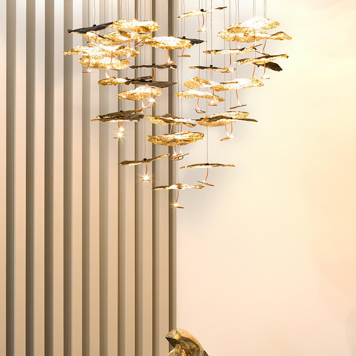 Aureate-klyngekrone i messing med skyinspireret design