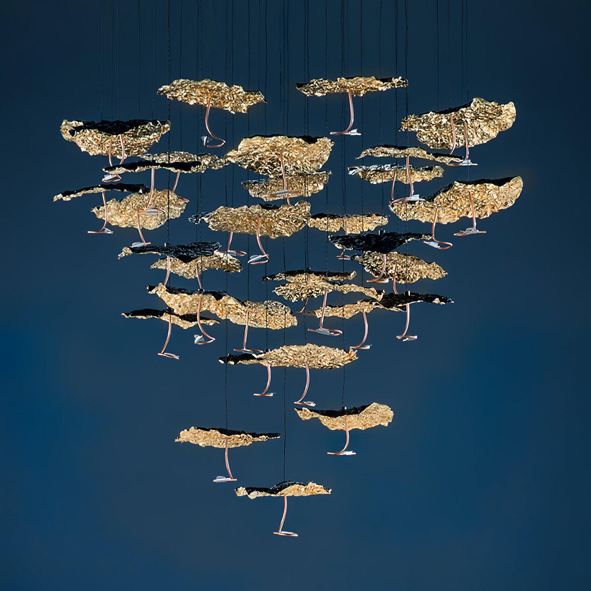 Aureate-klyngekrone i messing med skyinspireret design