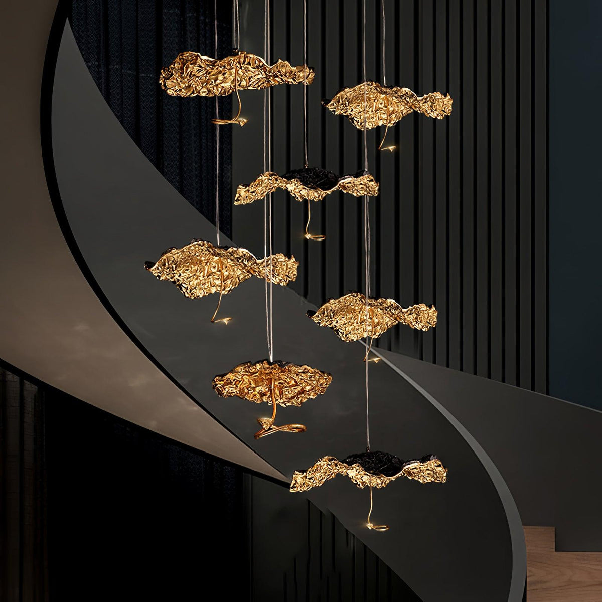 Aureate-klyngekrone i messing med skyinspireret design