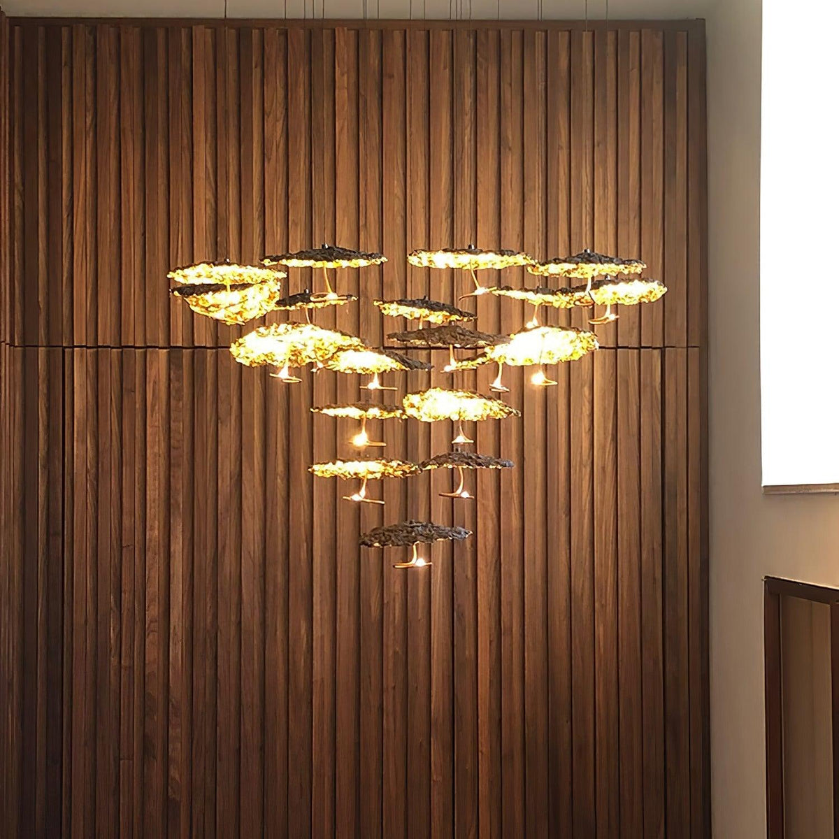 Aureate-klyngekrone i messing med skyinspireret design