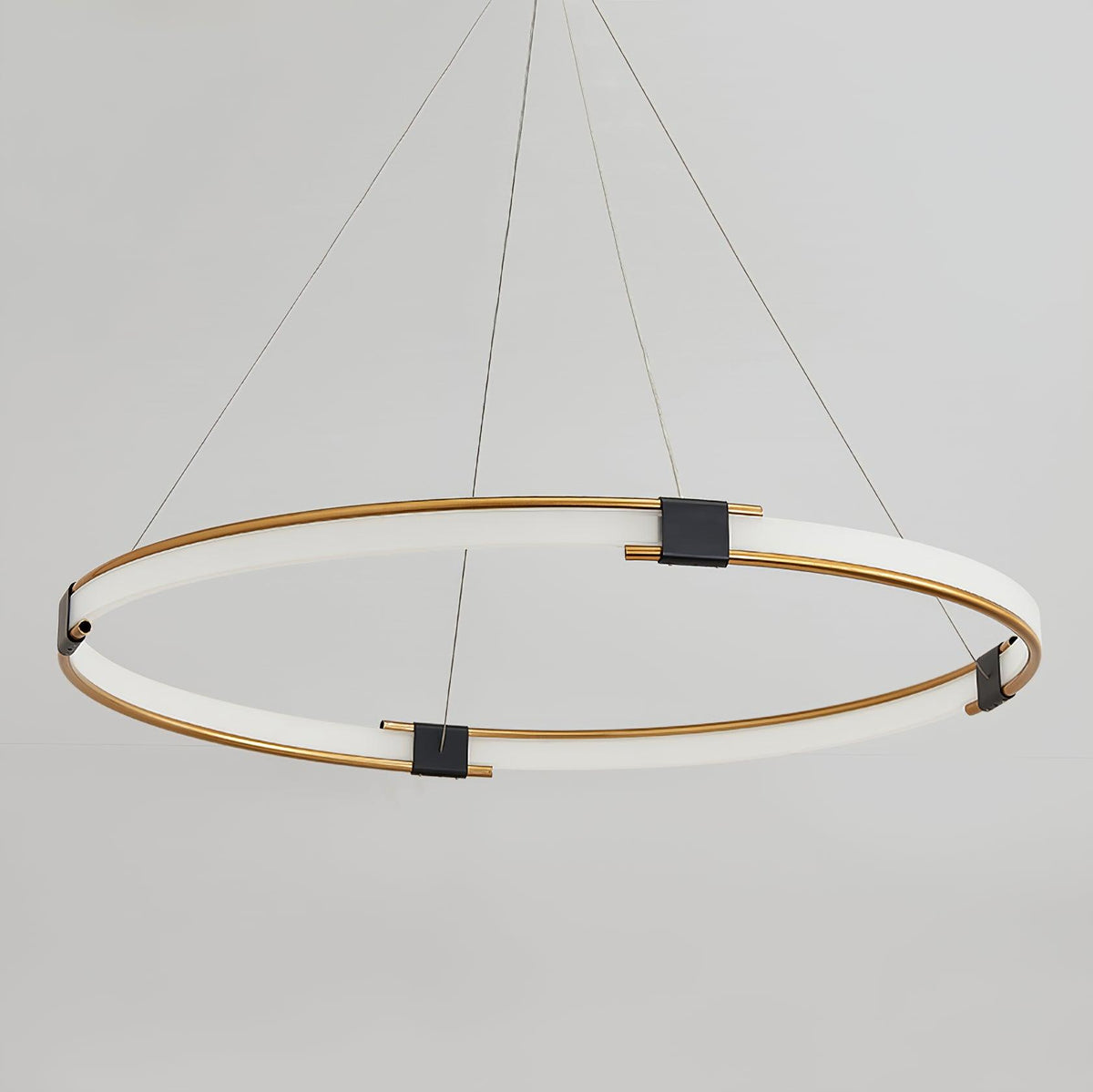 Lavi moderne lysekrone med gylden ring og LED-halo