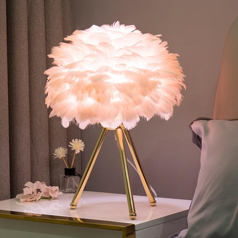 Candeeiro de mesa feminino Nilo com penas