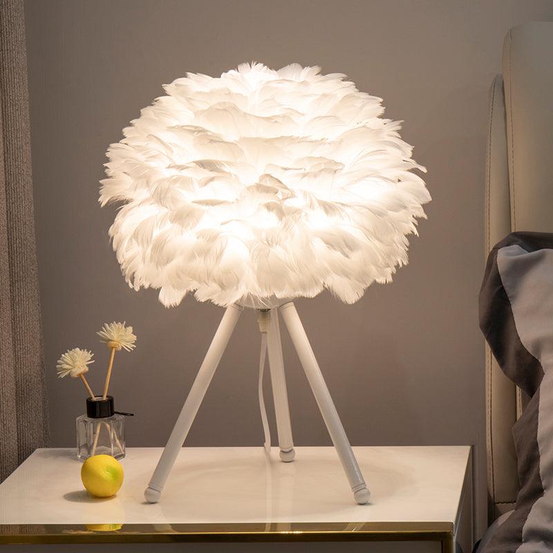 Candeeiro de mesa feminino Nilo com penas